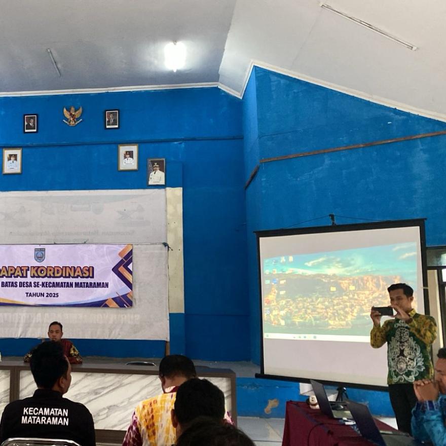 Pambakal, Sekdes dan Kasi Pemerintahan menghadiri acara Rapat Terkait Batas Desa di Aula Kecamatan 